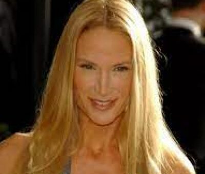 Kelly Lynch