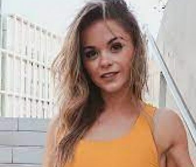 vStefanie Moir