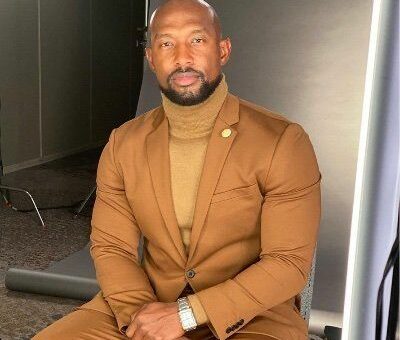 Martell Holt