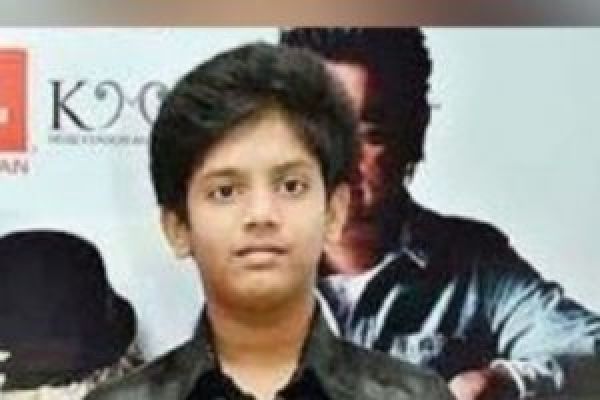Prasanna Kumar was a well-known star child, media personality, and talented musician. He was born in the Indian state of Tamil Nadu in 2002. He was passionate about music and acting. His father, ‘Vivekh,’ was a well-known comedian and actor in Tamil cinema. A misfortune occurred in 2015, and the 13-year-old child left this world. It came as a huge surprise to all of the family members as well as the film industry’s actors and actresses. It didn’t stop there; his father, Vivekanandan aka Vivek, died on April 17, 2021. Let us take a look at the life of Prasanna Kumar. Prasanna Kumar Biography Prasanna Kumar was born in the Indian state of Tamil Nadu in 2002. His name corresponded to the ‘Virgo’ sun sign. He was in the seventh grade and attended a local school in Chennai. He was a bright student who aspired to be like his father. Prasanna met musical legend and Oscar winner A.R. Rahman because he admired him and aspired to be like him. He was a frequent performer on keyboard instruments. Prasanna Vivek was the only child of Kollywood actors Vivek and Arulselvi Vivek. Tejaswini Vivek and Amritha Nandini Vivek, his sisters, showered him with love. As the youngest child, he was the center of attention for the entire family. He adored his grandparents and spent a lot of time with them. Prasanna Kumar Vivek is a member of the Mukkulathor community’s Thevar caste and follows the Hindu religion, according to Wikipedia. Career Prasanna Kumar aspired to be a good musician after being inspired by A.R. Rahman, a great singer and composer. He ran into him with his father at a number of functions and award shows. He was also seen with his father at movie premieres and live performances. His enthusiasm for the entertainment industry was palpable. Prasanna Kumar