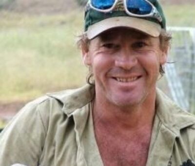 Steve Irwin was an Australian zookeeper, activist, TV personality, and conservationist known by the moniker “The Crocodile Hunter.” From 1991 to 2001, he worked in the shoe industry. He has appeared in a number of TV shows, including ‘The Crocodile Hunter,’ ‘Croc Files,’ ‘The Crocodile Hunter Dairies,’ and many others. He used to capture various crocodile species and keep them in an Australian zoo. Similarly, he was an environmentalist who was always concerned about the environment. Furthermore, he was interested in mixed martial arts and trained under Greg Jackson. Unfortunately, this celebrity died on September 4, 2006, while filming for his show Great Barrier Reef. How Rich Is Steve Irwin? Steve Irwin will be remembered for his contributions to wildlife conservation. Stephen Robert Irwin’s net worth at the time of his death was $10 million. Age & Early Life Stephen Robert Irwin is Steve Irwin’s full name. He was born in Essendon, Melbourne, Australia, on February 22, 1962. He was taken to his parents, Bob and Lyn, who were both plumbers and nurses. Steve grew up with his two other siblings, Joy Irwin and Mandy Irwin. He was born under the sign of Pisces. Steve Irwin’s parents were also nature lovers, so they founded ‘Beerwah Reptile Park’ when he was a child. As a result, Steve grew up knowing a lot about the park’s animals. He assisted his father in catching small crocodiles to hang around boat ramps when he was nine years old. Wife & Marriage In 1992, Steve Irwin married Terri Raines, a naturalist. Bindi Irwin and Robert Clarence Irwin are the couple’s two children. How Tall Is Steve Irwin? Steve Irwin was an Australian citizen. He used to practice Christianity as a religion. Aside from that, Shad has a typical body type. He was 5 feet 10 inches (1.80m/180cm) tall and weighed about 83 kg (182lbs). His eyes were dark brown, and his hair was blonde. How Did Steve Irwin Pursue His Career? Steve decided to become a crocodile trapper after graduating. He captured a variety of crocodiles and transported them to his family’s zoo. Following his marriage, he became the owner of his family’s business and managed the wildlife park himself. During their honeymoon, he and his wife searched for and trapped numerous crocodiles. During this time, they also shot an episode for the Australian TV show ‘The Crocodile Hunter,’ which aired in 1996. Meanwhile, in 1997, while trapping, he discovered a new species of turtle, which he named Elseya Irwin. In addition, the show became internationally famous, and he and his wife were approached in 2002 to do a feature film called ‘The Crocodile Hunter: Collision Course.’ The same year, he founded the ‘Steve Irwin Conservation Foundation,’ with the goal of educating people about the importance of protecting injured, threatened, and endangered wildlife. The game was later renamed ‘Wildlife Warriors.’ Steve Irwin