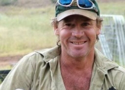 Steve Irwin was an Australian zookeeper, activist, TV personality, and conservationist known by the moniker “The Crocodile Hunter.” From 1991 to 2001, he worked in the shoe industry. He has appeared in a number of TV shows, including ‘The Crocodile Hunter,’ ‘Croc Files,’ ‘The Crocodile Hunter Dairies,’ and many others. He used to capture various crocodile species and keep them in an Australian zoo. Similarly, he was an environmentalist who was always concerned about the environment. Furthermore, he was interested in mixed martial arts and trained under Greg Jackson. Unfortunately, this celebrity died on September 4, 2006, while filming for his show Great Barrier Reef. How Rich Is Steve Irwin? Steve Irwin will be remembered for his contributions to wildlife conservation. Stephen Robert Irwin’s net worth at the time of his death was $10 million. Age & Early Life Stephen Robert Irwin is Steve Irwin’s full name. He was born in Essendon, Melbourne, Australia, on February 22, 1962. He was taken to his parents, Bob and Lyn, who were both plumbers and nurses. Steve grew up with his two other siblings, Joy Irwin and Mandy Irwin. He was born under the sign of Pisces. Steve Irwin’s parents were also nature lovers, so they founded ‘Beerwah Reptile Park’ when he was a child. As a result, Steve grew up knowing a lot about the park’s animals. He assisted his father in catching small crocodiles to hang around boat ramps when he was nine years old. Wife & Marriage In 1992, Steve Irwin married Terri Raines, a naturalist. Bindi Irwin and Robert Clarence Irwin are the couple’s two children. How Tall Is Steve Irwin? Steve Irwin was an Australian citizen. He used to practice Christianity as a religion. Aside from that, Shad has a typical body type. He was 5 feet 10 inches (1.80m/180cm) tall and weighed about 83 kg (182lbs). His eyes were dark brown, and his hair was blonde. How Did Steve Irwin Pursue His Career? Steve decided to become a crocodile trapper after graduating. He captured a variety of crocodiles and transported them to his family’s zoo. Following his marriage, he became the owner of his family’s business and managed the wildlife park himself. During their honeymoon, he and his wife searched for and trapped numerous crocodiles. During this time, they also shot an episode for the Australian TV show ‘The Crocodile Hunter,’ which aired in 1996. Meanwhile, in 1997, while trapping, he discovered a new species of turtle, which he named Elseya Irwin. In addition, the show became internationally famous, and he and his wife were approached in 2002 to do a feature film called ‘The Crocodile Hunter: Collision Course.’ The same year, he founded the ‘Steve Irwin Conservation Foundation,’ with the goal of educating people about the importance of protecting injured, threatened, and endangered wildlife. The game was later renamed ‘Wildlife Warriors.’ Steve Irwin