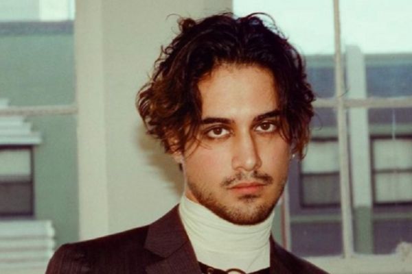 Avan Jogia Pareja