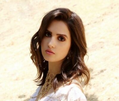 Laura Marano Pareja