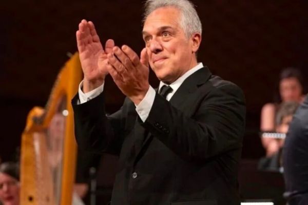 Baritone Alejandro Meerapfel