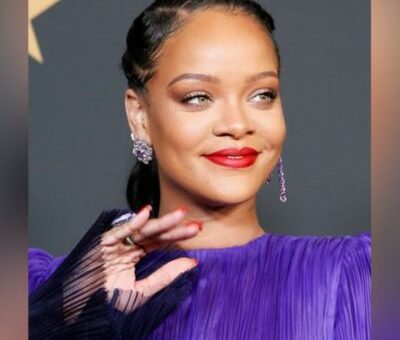 Rihanna Flaunts